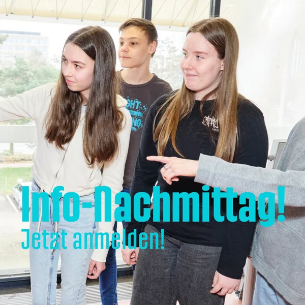 Drei Jugendliche in hellem Raum, zwei Mädchen und ein Junge, blicken und zeigen nach rechts. Über dem Bild steht blauer Schriftzug: Info-Nachmittag! Jetzt anmelden!