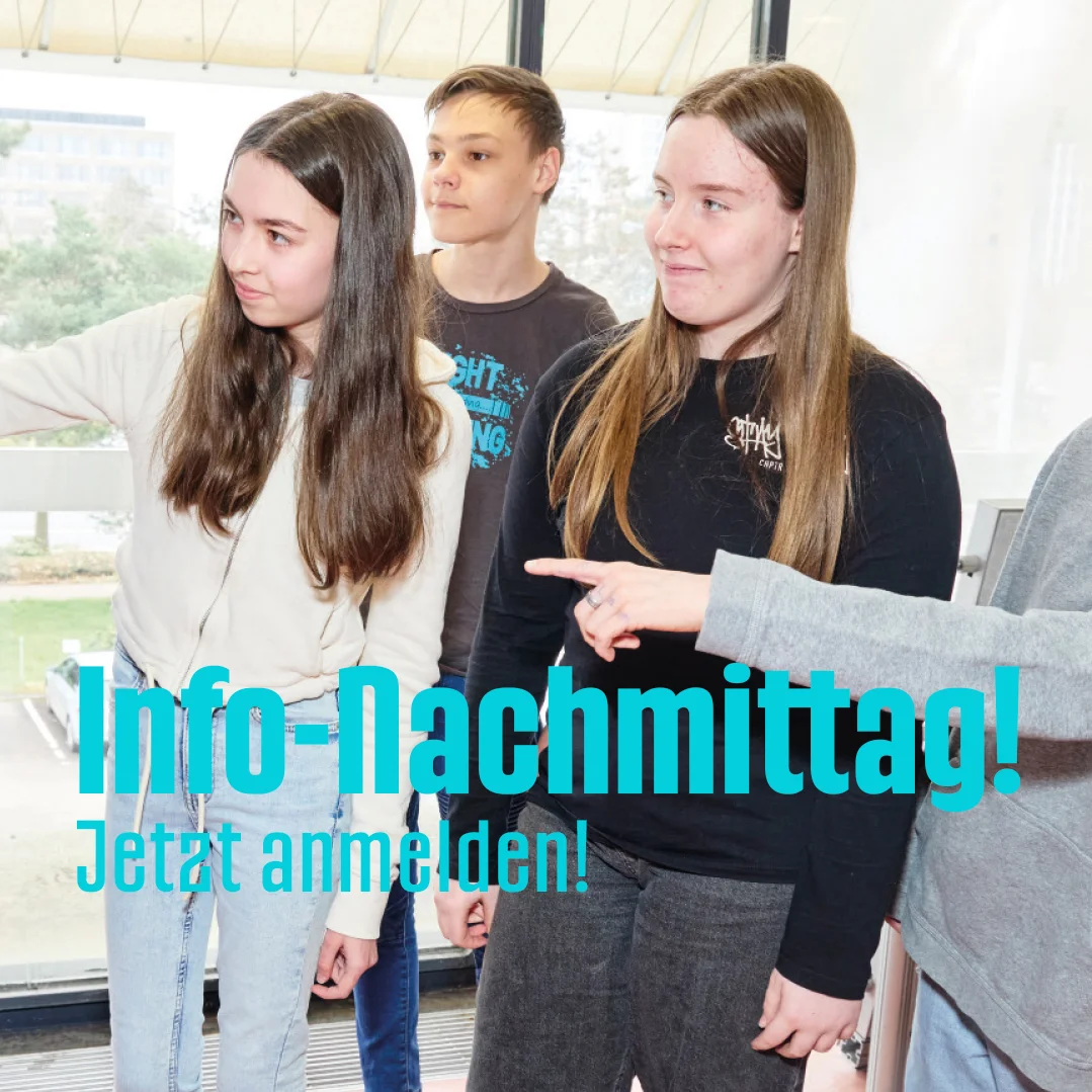 Drei Jugendliche in hellem Raum, zwei Mädchen und ein Junge, blicken und zeigen nach rechts. Über dem Bild steht blauer Schriftzug: Info-Nachmittag! Jetzt anmelden!