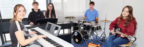 Das Bild zeigt 5 junge Menschen mit Musikinstrumenten